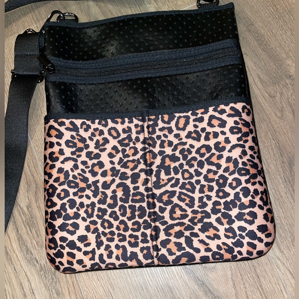 Neoprene crossbody bag with cheetah print